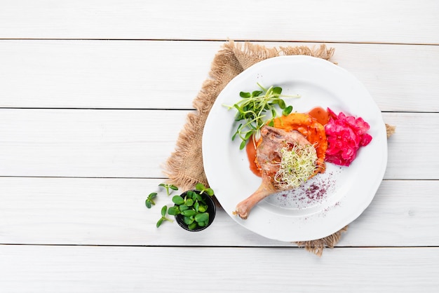 Gotowe danie na talerzu z dekoracją